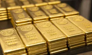 Stosy sztabek złota, każda oznaczona jako 1 KILO GOLD 995.0. Czy cena złota spadnie?