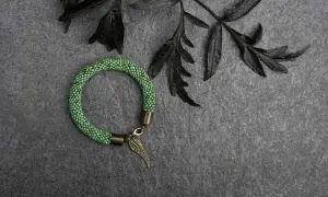 Zielona bransoletka co oznacza? Odkryj jej głębokie znaczenie i symbolikę