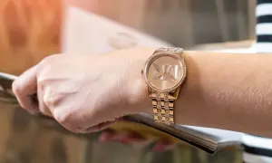 Złoty zegarek damski Michael Kors z cyrkoniami na bransoletce i tarczy.