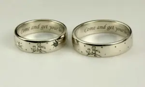 Dwa srebrne obrączki z grawerem Małego Księcia i lisa. Napis "Come and get your love" na wewnętrznej stronie.