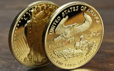 Dwie złote monety: amerykański orzeł i Lady Liberty. Jedna z nich to 50 dolarów w złocie, uncja czystego kruszcu.