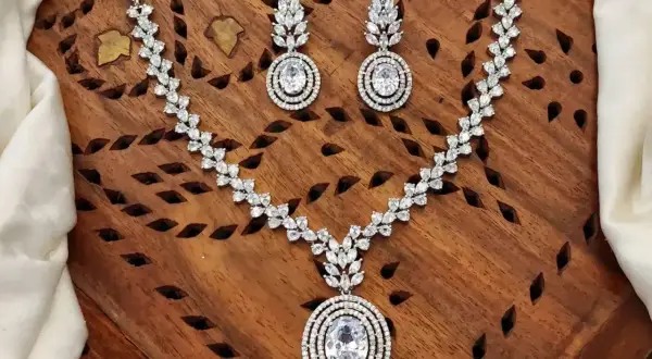 Elegancki komplet biżuterii z cyrkoniami, co to jest? To błyszczące kamienie imitujące diamenty, idealne na specjalne okazje.