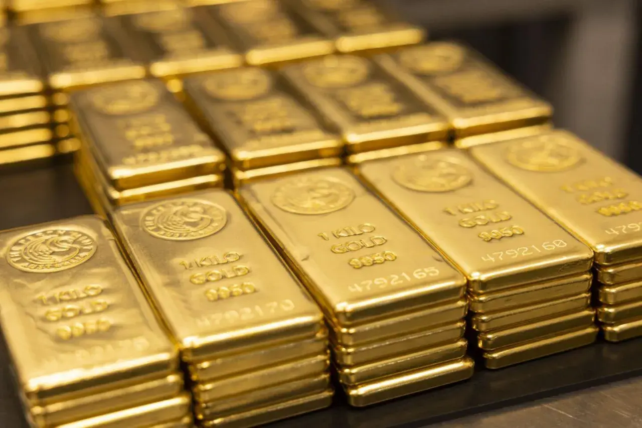 Stosy sztabek złota, każda oznaczona jako 1 KILO GOLD 995.0. Czy cena złota spadnie?