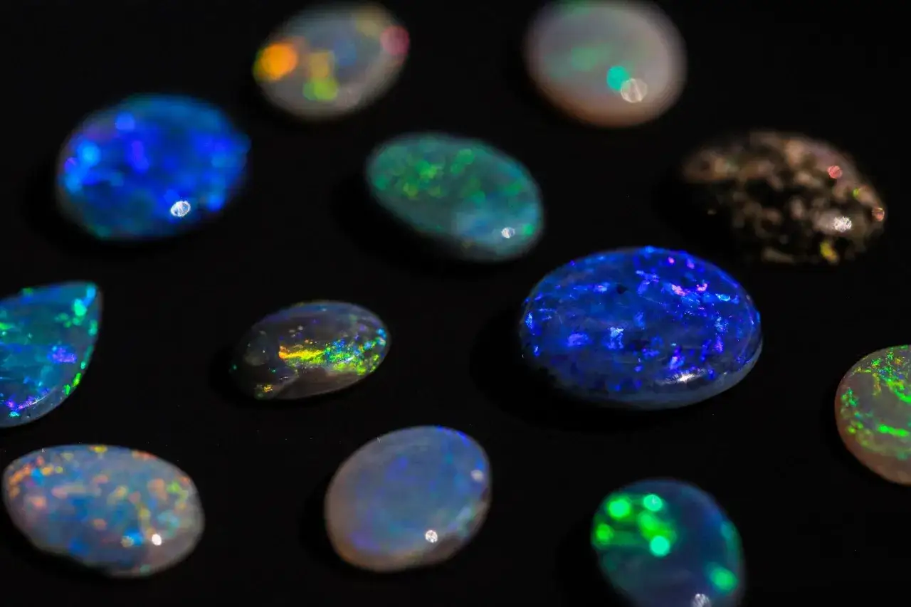 Kolekcja opalów o hipnotyzujących barwach, od głębokiego błękitu po zielone i pomarańczowe refleksy. Każdy kamień ukazuje unikalne opal właściwości.