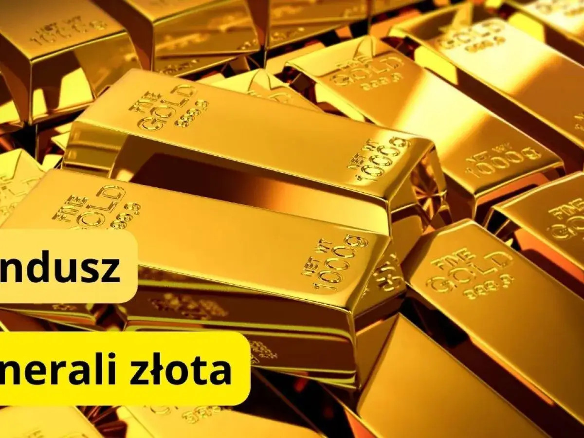 Stos sztabek złota, idealnych do inwestycji w etf na złoto. Widoczne napisy