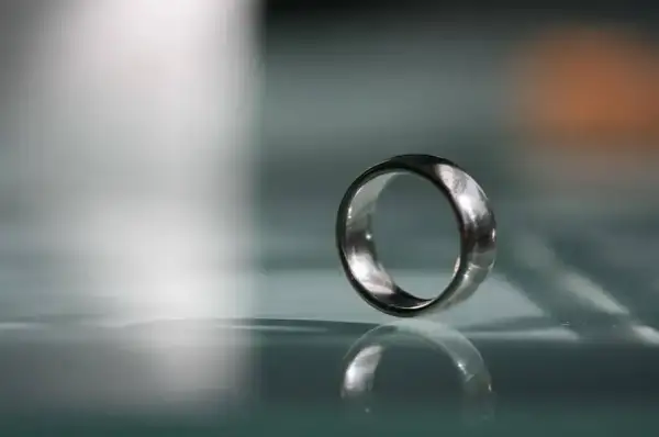Co oznacza pęknięta obrączka? Zły znak czy tylko uszkodzenie?